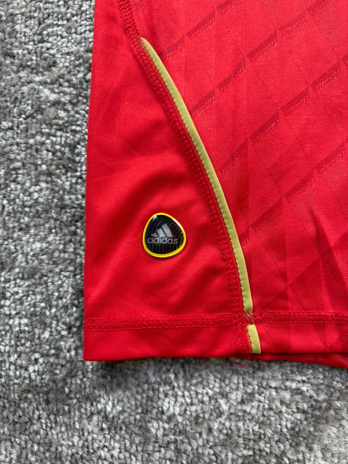 LIVERPOOL HOME KIT 2010-2011
